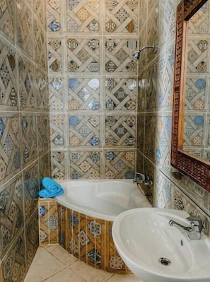 Hair dryer, towels, soap, toilet paper - Eel Garden Villas - middle studio by the beach (Dahab)