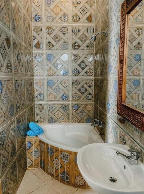 Secador de pelo, toallas, jabón, papel higiénico