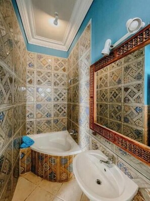 Secador de pelo, toallas, jabón, papel higiénico