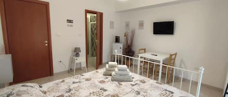 Espacio para trabajar con laptop y wifi gratis