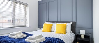 Modern 2 bed - City centre|FREE parking|Self check-in|Wifi|Contractors|Sleeps5