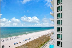 Condo, varias camas (Aqua Resort 711) | Playa | En la playa 