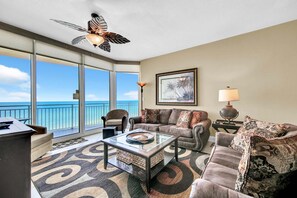 コンドミニアム ベッド (複数台) (Aqua Resort 711) | リビング エリア