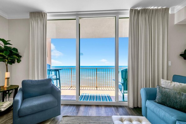 Condo, varias camas (Tidewater 913) | Área de sala de estar