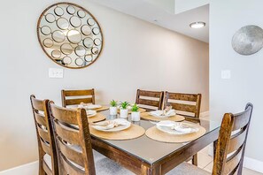 Condo, varias camas (Tidewater 913) | Restaurantes