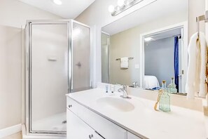 Condo, varias camas (Tidewater 913) | Baño | Amenidades de baño gratuitas