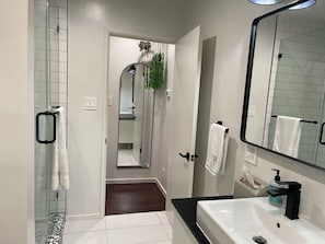 Shower, hair dryer, towels, soap - KING BED LA Hilltop Oasis 1bd/1bth with VIEWS! (Los Angeles)