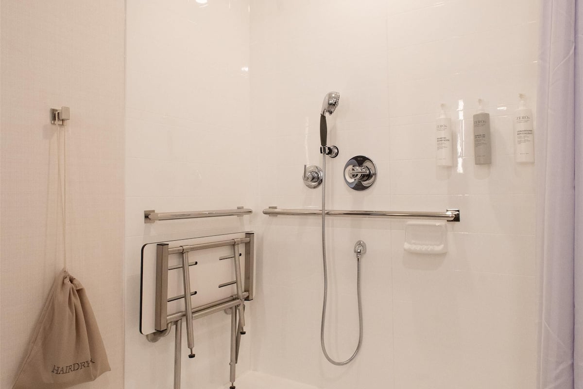 Zimmer, 2 Queen-Betten, barrierefrei (Roll-In Shower) | Dusche im Bad