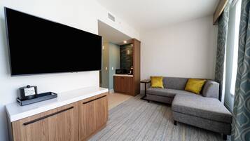 Suite júnior, 2 llits de matrimoni, accessible, banyera | Sala d'estar | Televisor