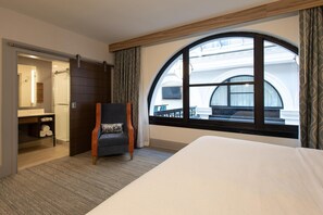 Room, 1 King Bed (Arcade View) | Bathroom