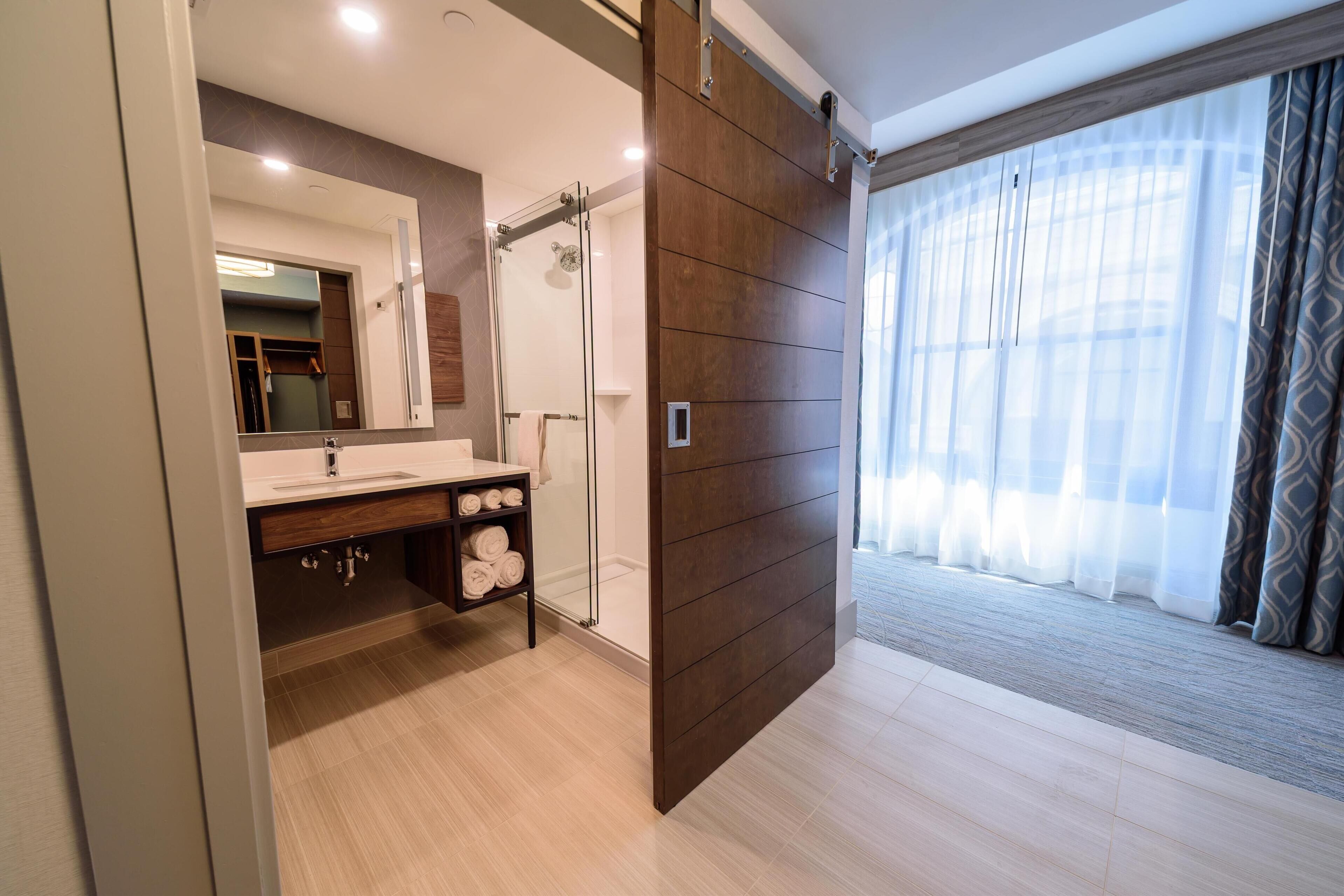 ルーム クイーンベッド 2 台 バリアフリー (Hearing) | バスルーム | バスアメニティ (無料)、ヘアドライヤー