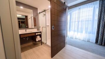 Zimmer, 2 Queen-Betten, barrierefrei (Hearing) | Badezimmer | Kostenlose Toilettenartikel, Haartrockner