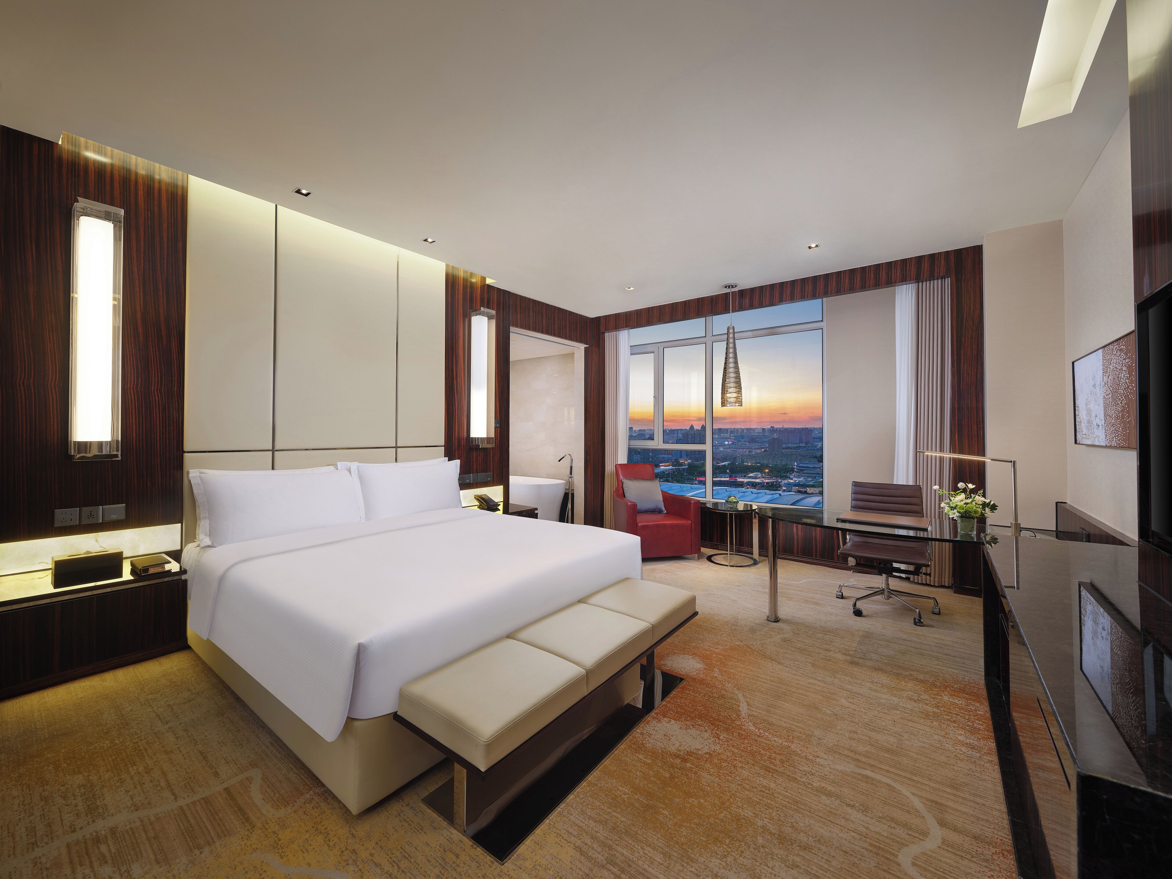 Executive kamer, 1 kingsize bed | Donsdekens, een minibar met enkele gratis items, een kluis op de kamer