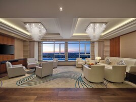 总统套房, 1 张特大床 | 羽绒被、免费迷你吧物品、客房内保险箱、办公桌