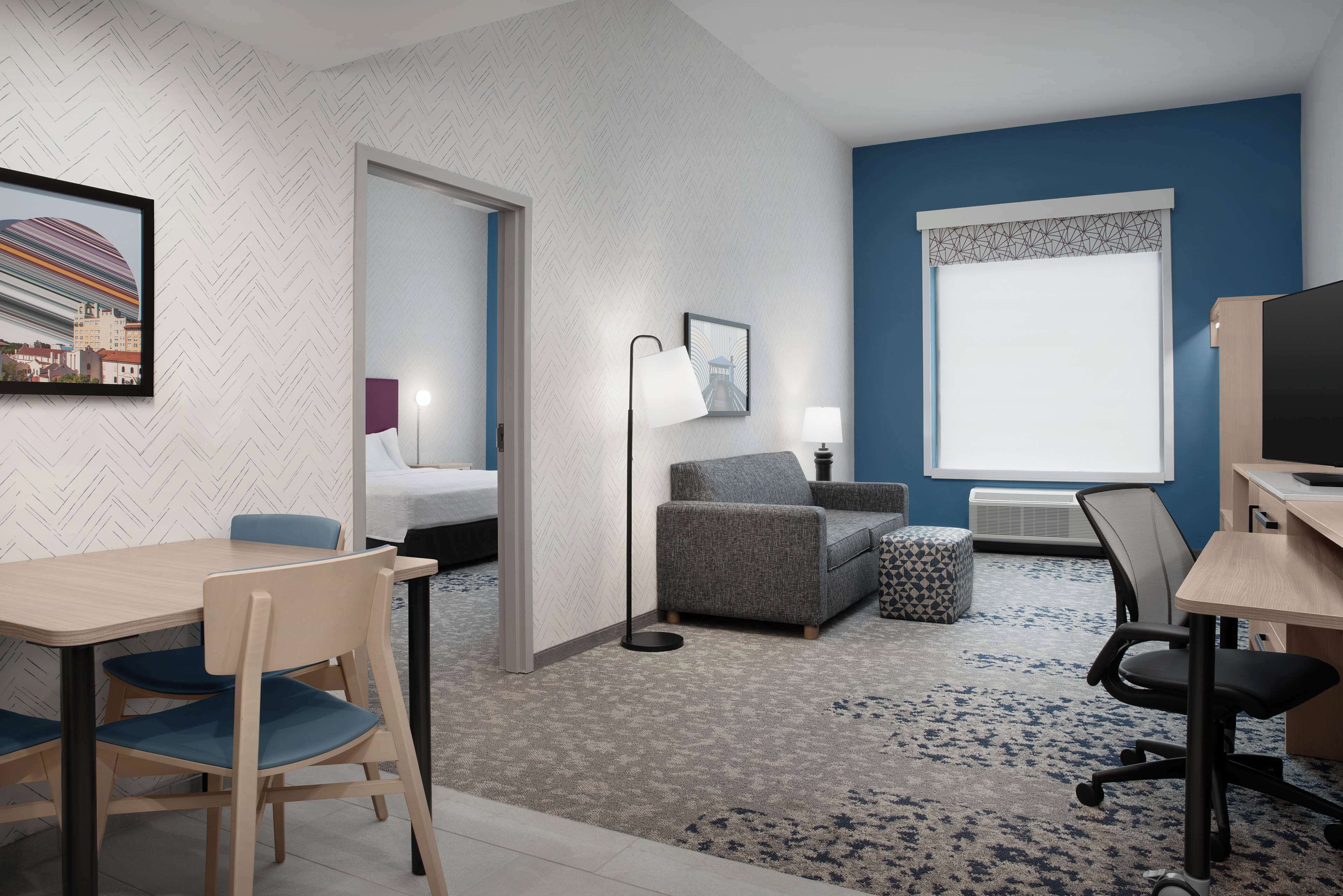 Suite, 1 Schlafzimmer | Wohnbereich | 42-Zoll-Smart-TV mit Kabelempfang