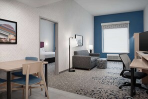 Suite, 1 habitación | Zona de estar | Smart TV de 42 pulgadas con canales por cable