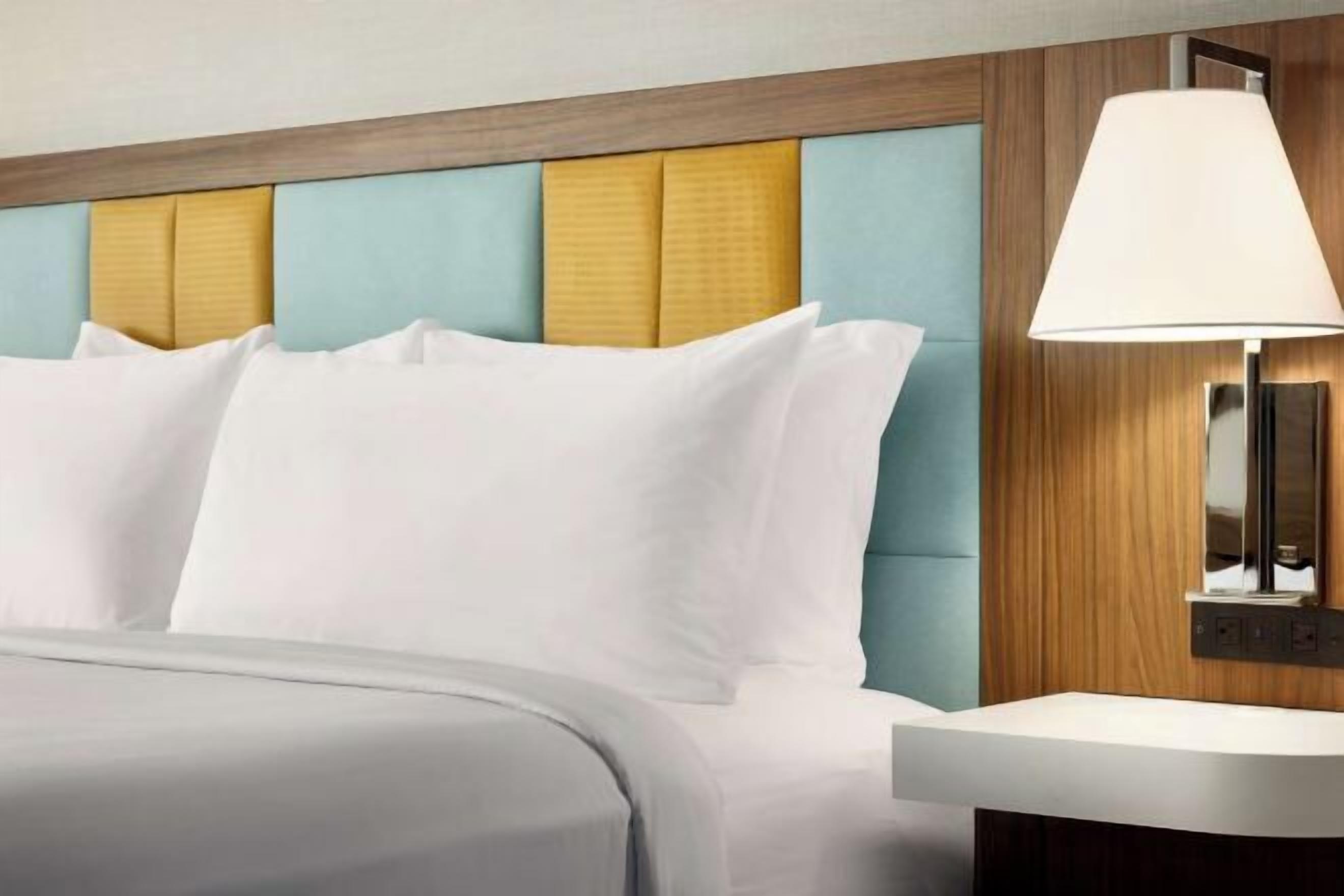 Ropa de cama de alta calidad, cortinas opacas, wifi gratis