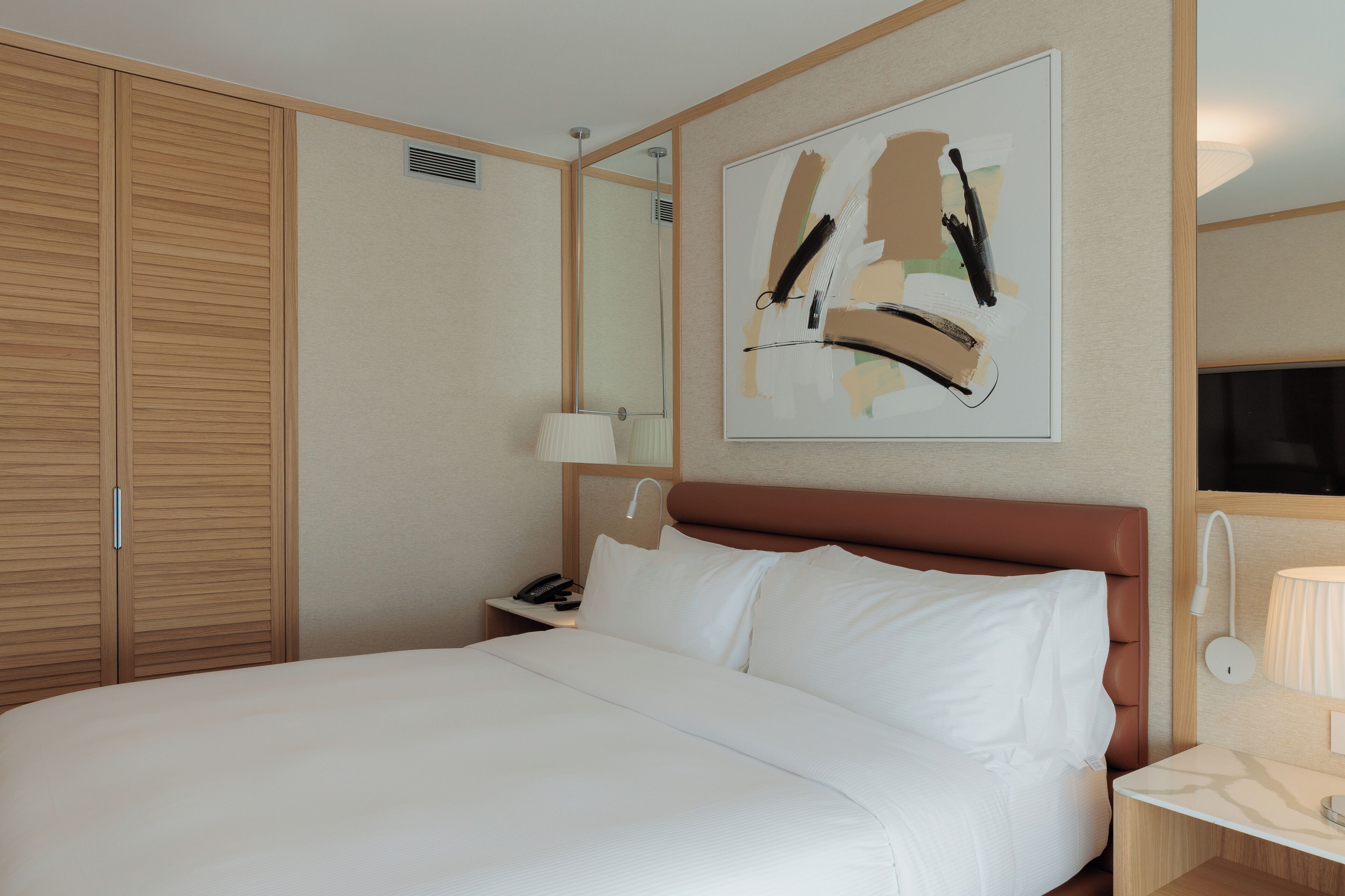 Caja de seguridad en la habitación, cortinas blackout y insonorización 