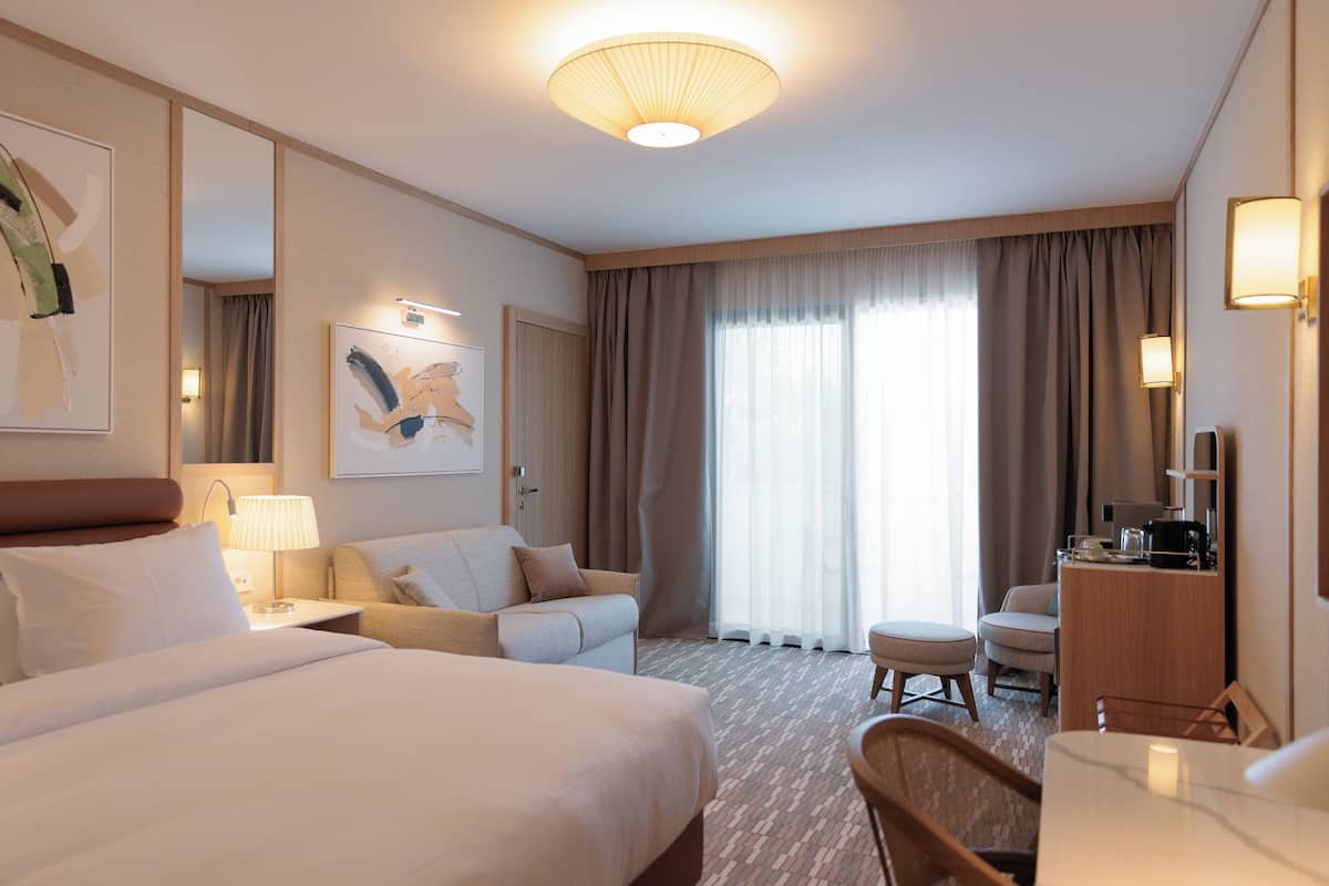 Deluxe Room, 1 King Bed | In-room safe, blackout drapes, soundproofing, iron/ironing board