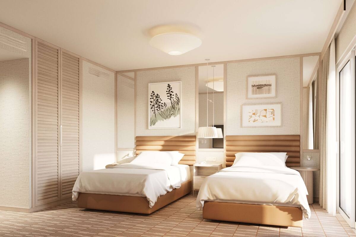 Une chambre d’hôtel moderne avec deux lits, une grande fenêtre et des œuvres d’art accrochées aux murs.