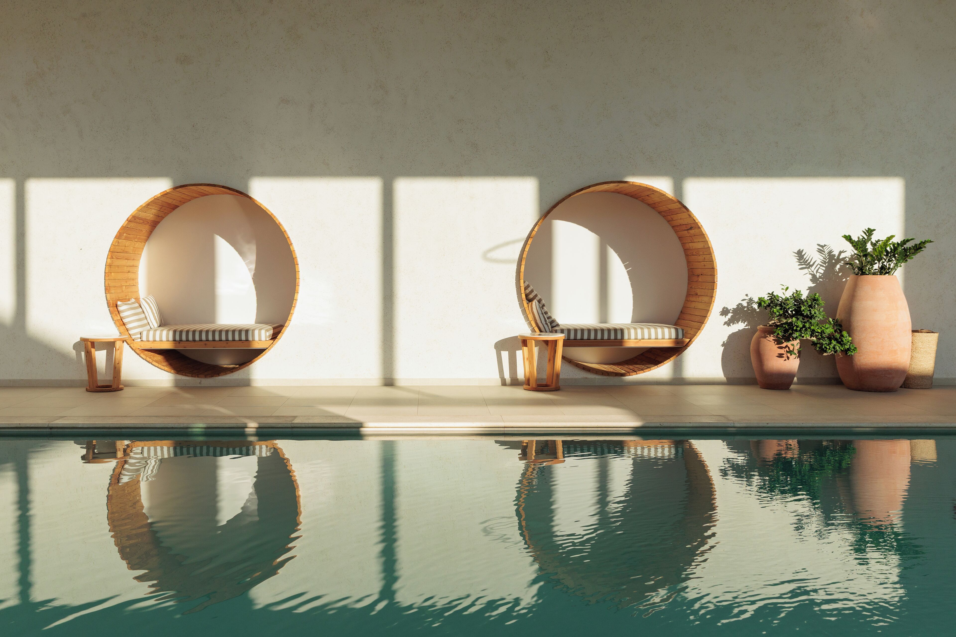 Piscine couverte, piscine extérieure, parasols de plage, chaises longues