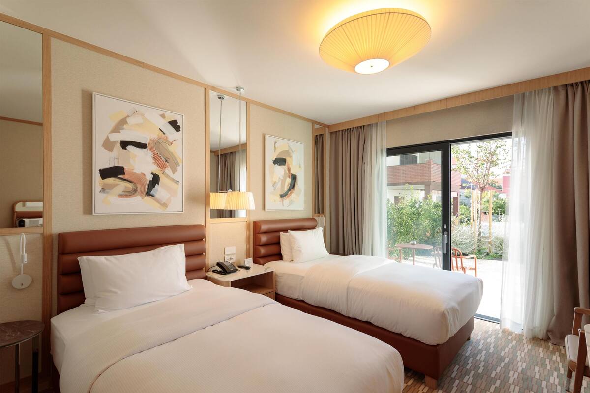 Kamer, 2 eenpersoonsbedden (Private Garden Room) | Een kluis op de kamer, verduisterende gordijnen, geluiddichte muren