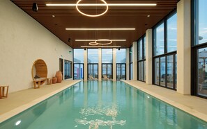 Piscina interna, piscina externa, guarda-sóis, espreguiçadeiras