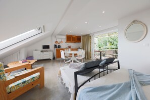 Interior - Farol Studio, One step away from the ocean (Madeira)