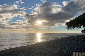 在海滩、沙滩毛巾