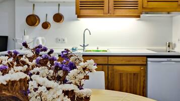 Fridge, stovetop, coffee/tea maker, electric kettle