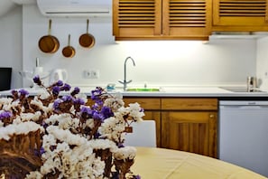 Frigorífico, placa de cocina, cafetera o tetera y hervidor eléctrico