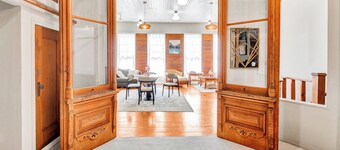 Unique 2-bedroom loft with AC, WiFi in historic building in Pilot Point Square