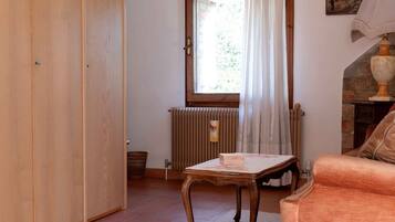 Smart-TV, Kamin, Bücher