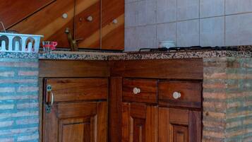 Kylskåp, ugn, spishäll och kaffe- och tebryggare