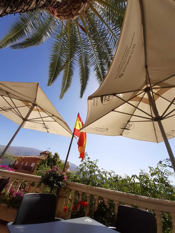 Property grounds - Fantastic 4 Bedroom House/ Private Pool in Lecrin on G7/30mins beach and Granada (AN)