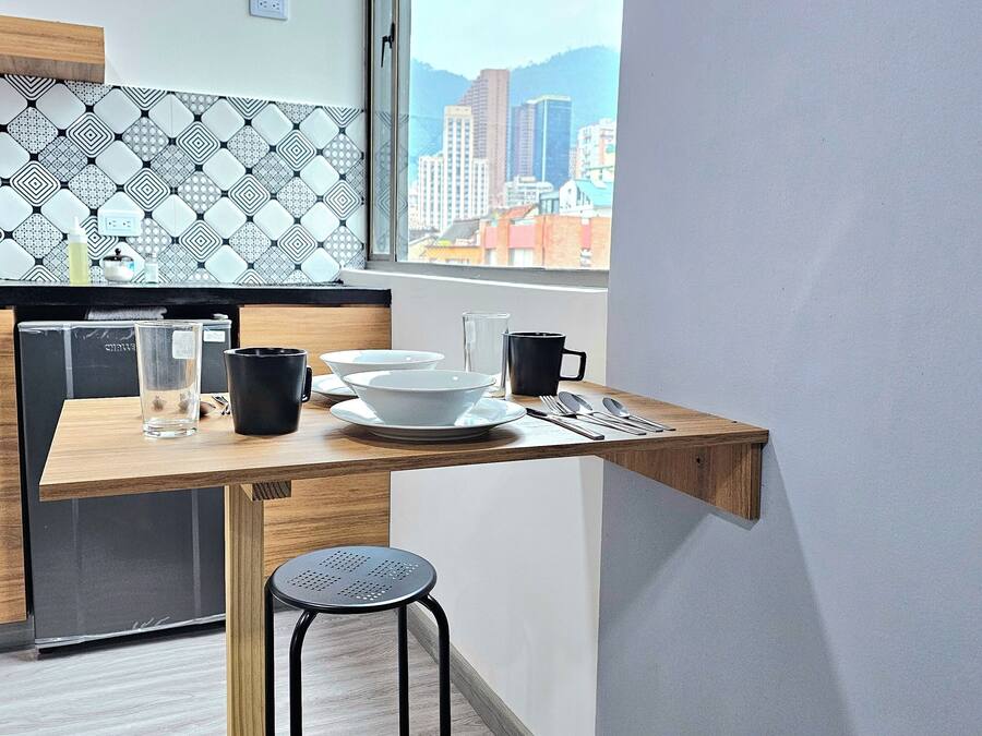Minibar, espacio para trabajar con laptop y wifi gratis