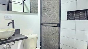 Suite | Bathroom | Shower, towels, soap, toilet paper - Hotel Ktaleya Apartamentos (Bogotá)