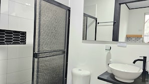 Ducha, toallas, jabón, papel higiénico