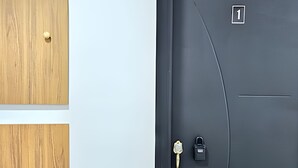 A door with a number 1 sign, a padlock, and a keyhole. - Hotel Ktaleya Apartamentos (Bogotá)