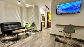 Smart TV, chimenea, estéreo y monitor de computadora