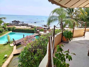 Pool - At the water's edge (Ngaparou)