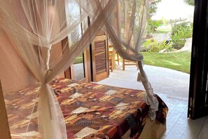 5 bedrooms, iron/ironing board, WiFi, bed sheets - At the water's edge (Ngaparou)