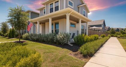 Luxury 2-Story Condo • Hot Tub • Gym • Pool • Airport