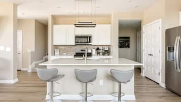 Micro-ondas, fogão, lava-louças, cafeteira/chaleira