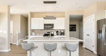 Luxury 2-Story Condo • Hot Tub • Gym • Pool • Airport