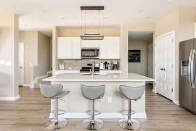 Luxury 2-Story Condo • Hot Tub • Gym • Pool • Airport