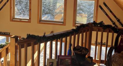 Cozy 4-bedroom cabin with views of Saddleback mountain- WiFi plus an EV charger