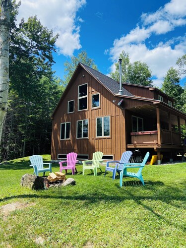 Cozy 4-bedroom cabin with views of Saddleback mountain- WiFi plus an EV charger