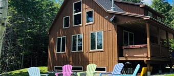 Cozy 4-bedroom cabin with views of Saddleback mountain- WiFi plus an EV charger