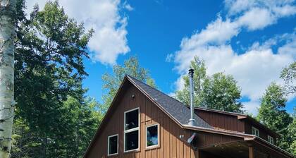 Cozy 4-bedroom cabin with views of Saddleback mountain- WiFi plus an EV charger